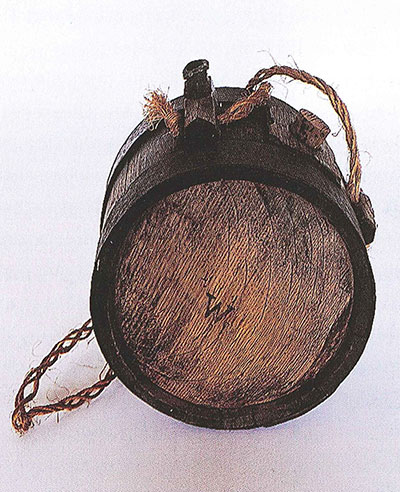Feldflasche der Cathérine Peirot, die aus Prali im Alpental St. Martin nach St. Ottilien bei Kassel geflohen ist. (Bildnachweis: Deutsches Hugenotten-Museum)